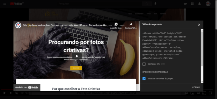 A incorporação de vídeos do YouTube em um site é feita usando-se a tag iframe